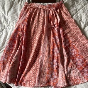 Skirt with tie front bow.